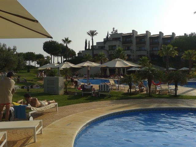  放松在泳池里的时间